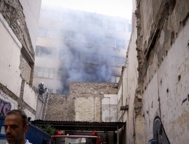 Έσβησε η φωτιά που είδε ξεσπάσει σε κτίριο στο Μοναστηράκι - Απεγκλωβίστηκαν όλοι οι ένοικοι